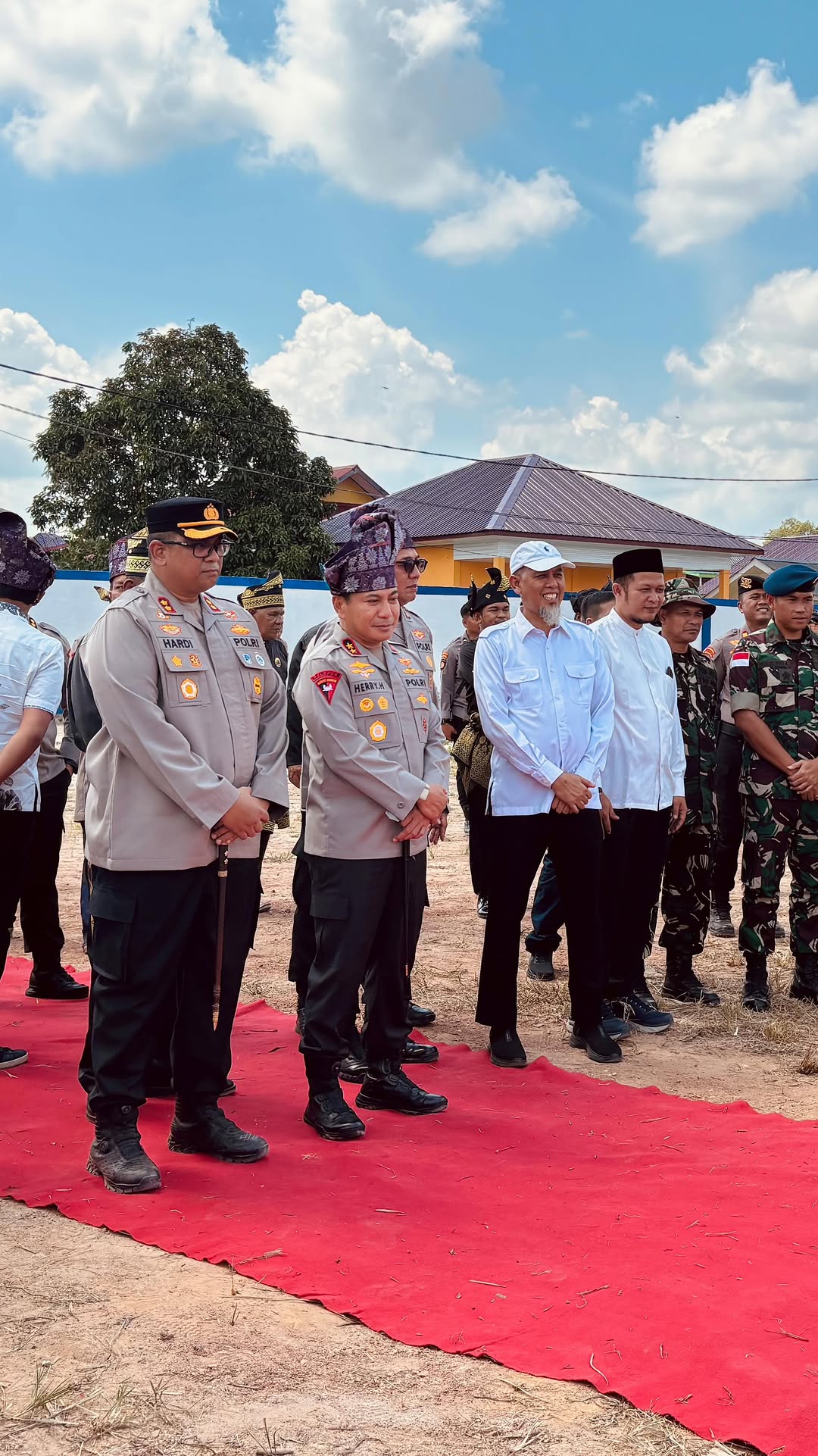 Sinergi Hijau: Kapolda Riau Tanam Pohon dan Bibit Jagung di Pesantren Al-Bahjah Al-Maunah SMPIQu Al-Bahjah Al-Maunah